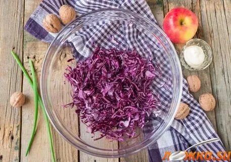 Салат из краснокочанной капусты с яблоком