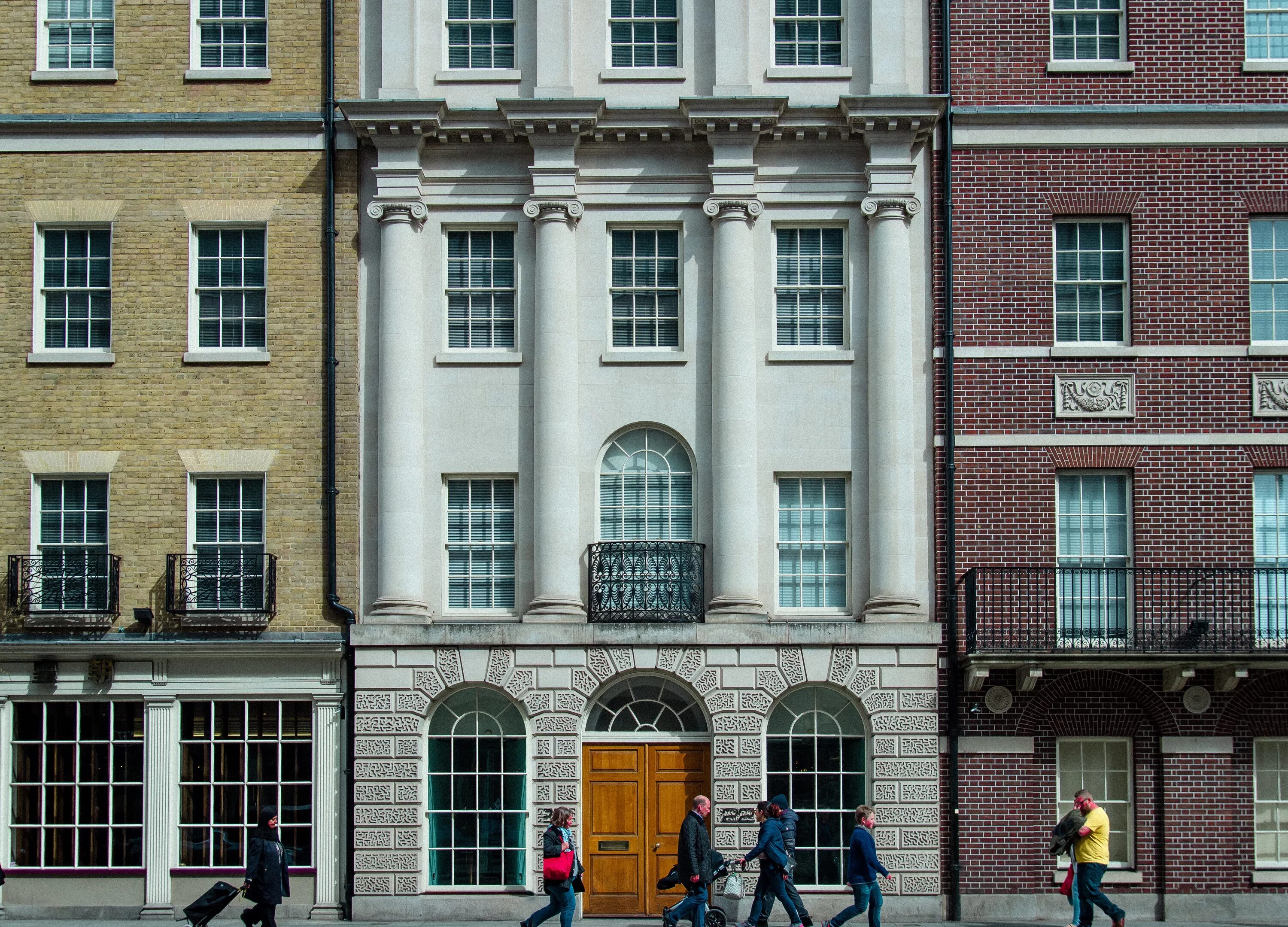 Фасада г. Лондонский дом Грейфрайарс. Фасады лондонских домов. Фасады зданий Лондона. Фасад дома Лондон.