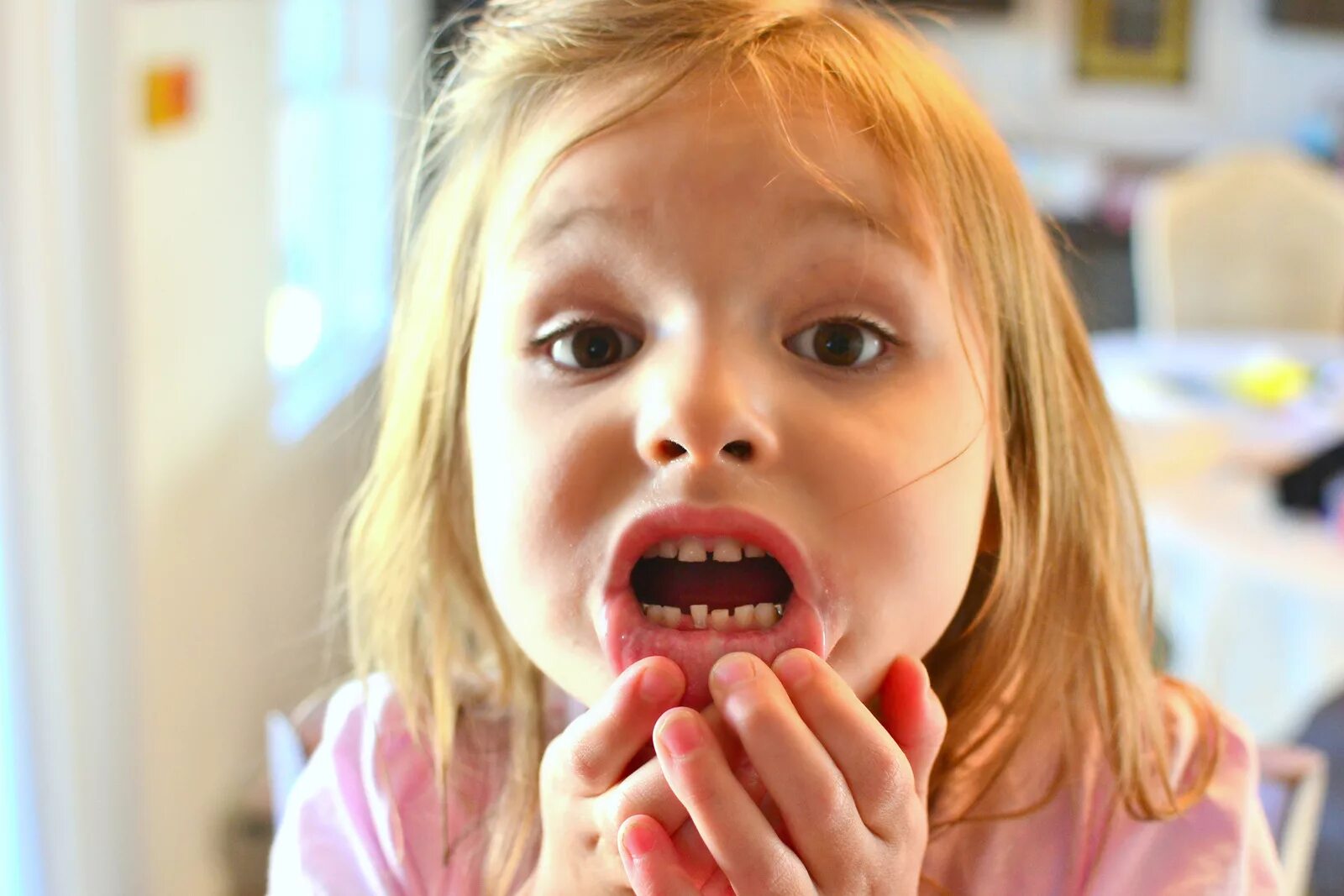 Tongue девочка. Рот девочки 4 лет. Рот девочки из школы
