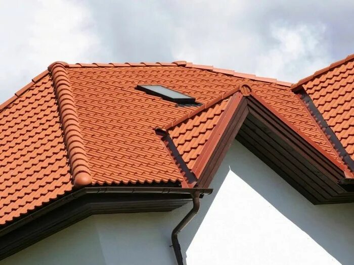 Черепица браас. Черепица браас ендова. Ендова кровли мягкая черепица. Ендовая планка на крыше. Торцевая черепица braas.