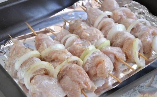 Шашлык из окорочков рецепт. Шашлык куриный в майонезе. шашлык из курицы в майонезе. шашлык в духовке с майонезом и чесноком. шашлык из курицы в майонезе в духовке оборудование.