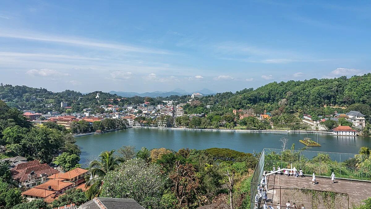 Город канди. Канди Шри Ланка. Провинция Канди Шри Ланка. Kandy Lake Канди. Канди Шри Ланка достопримечательности.