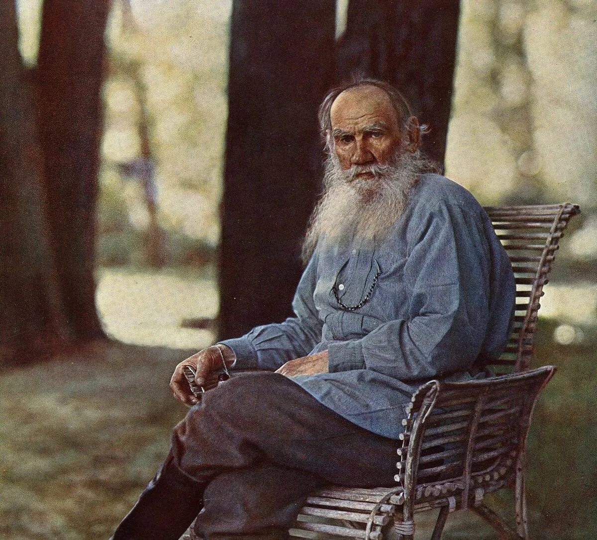 Л м толстой. Лев толстой. Лев толстой на скамейке. Лев толстой без бороды. Сергей толстой правнук.