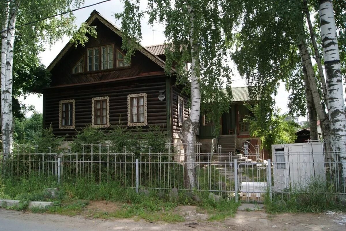 Дом под березами. Деревенский дом с березой. домик в деревне с березами. дом и березки. деревня березки.