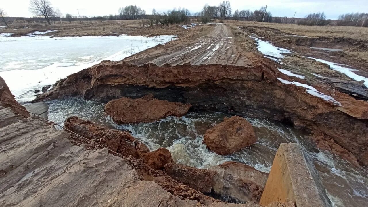 Почему обрушился мост в вязьме. Река. размыло дорогу. размытая дорога. витимский мост обрушение.