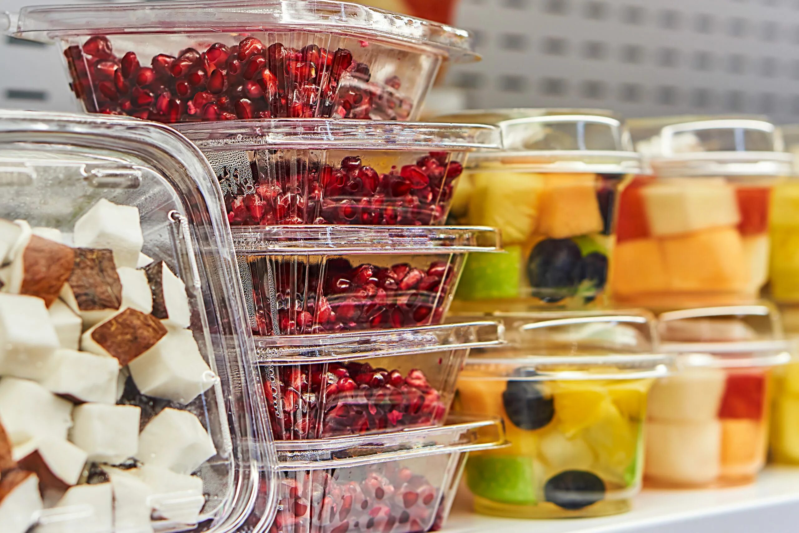 А также для пищевых продуктов. Еда в пластиковой упаковке. Пластмасса в еде. Упаковка блистерная для продуктов питания. Материалы и изделия контактирующие с пищевыми продуктами это.
