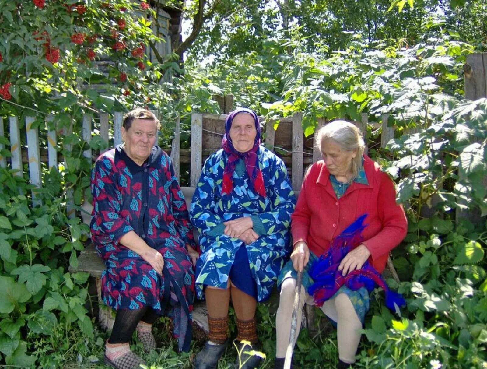 Одежда бабушек в деревне. Деревенская бабушка 2. Деревенская бабушка. Деревенская бабушка. Бабка из деревни.