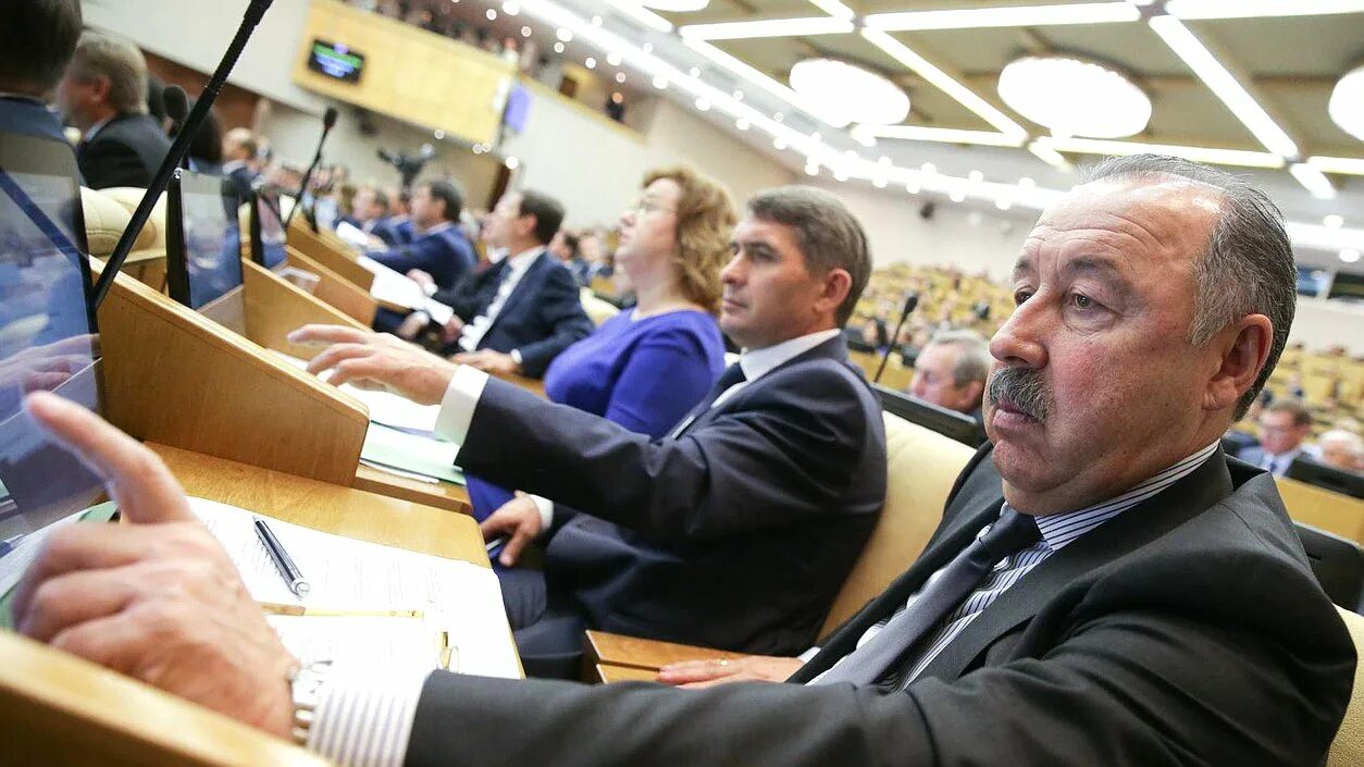 пресс служба госдумы володин. владелец фирмы должен. володин фото пресс служба госдумы. депутаты госдумы. совещание в госдуме.