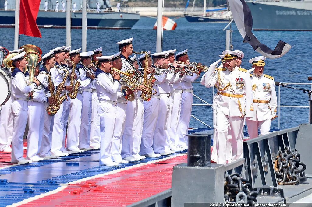 Морской флот севастополя. Парад военно морского флота в Севастополе. Парад ВМФ ЧФ. ВМФ Севастополь. Севастополь парад моряков.