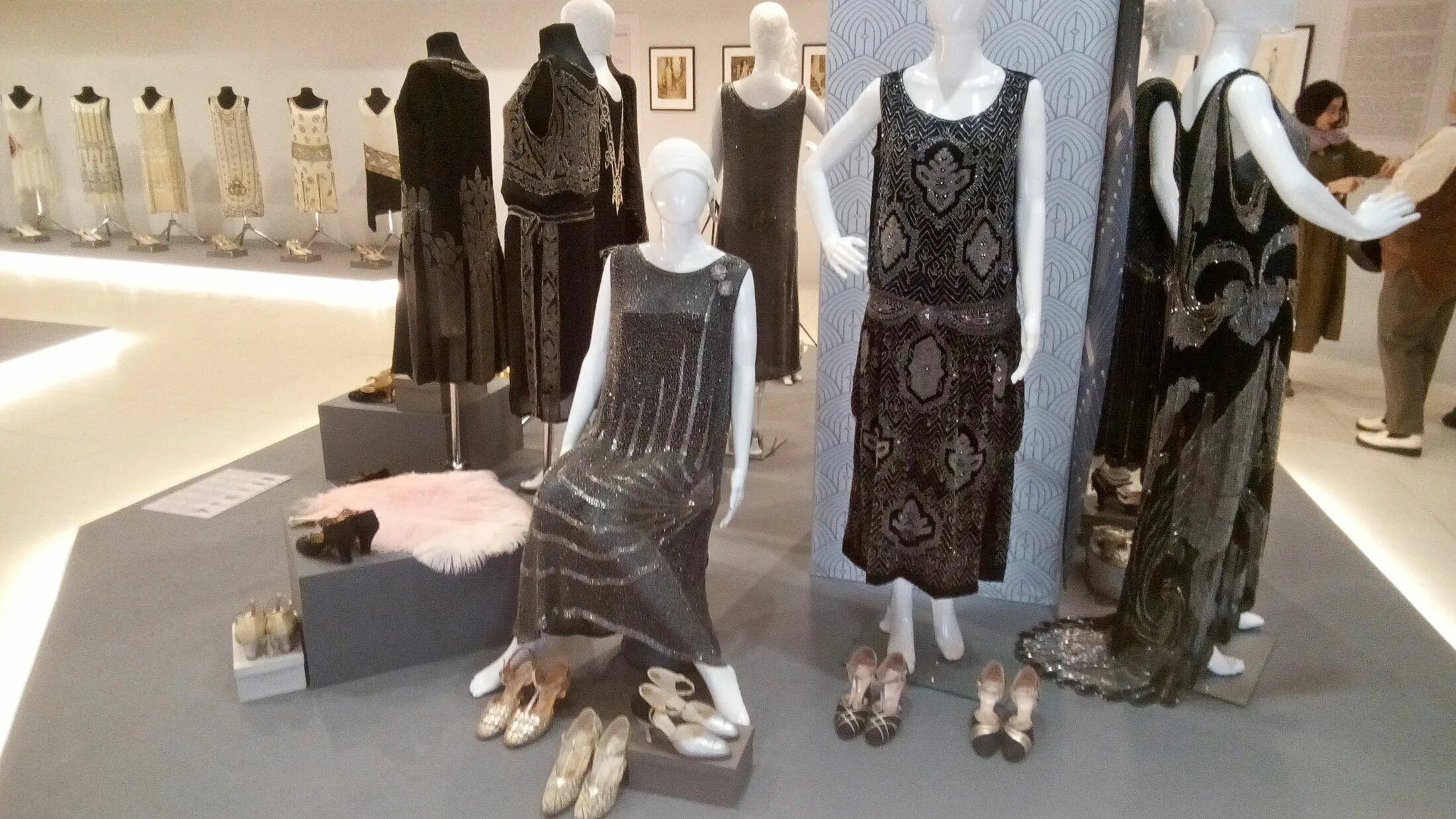 Облаченная в роскошь. Вднх облаченная в роскошь. Выставка облаченная в роскошь женщина ар-деко. Выставка роскошный ар деко. Выставка облаченная в роскошь женщина ар-деко.