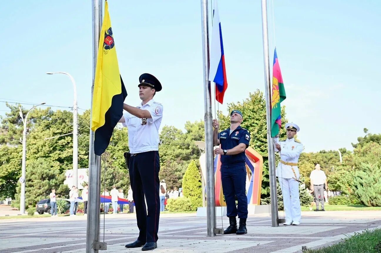 Подъемные мвд. Новороссийск флаг и РФ. Техника поднятия флага. Поднятие флага в помещении. Поднятие флага в Бахмуте.