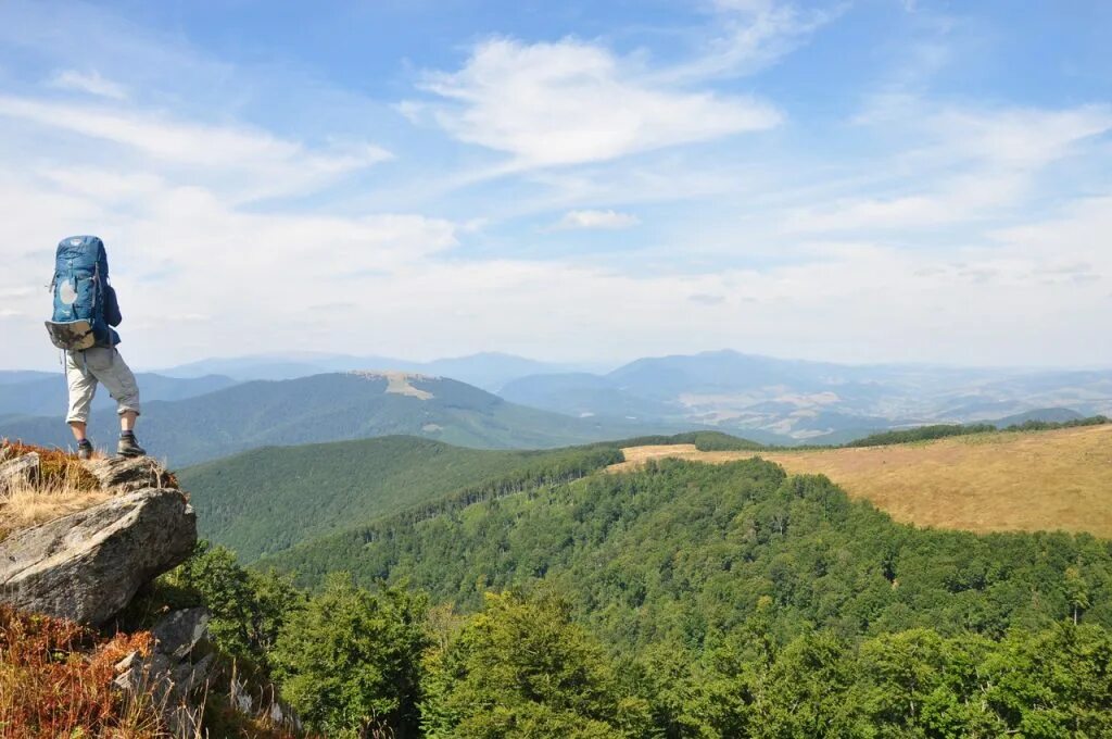 Куб стоит на вершине. Человек на скале. Скалолаз на вершине горы. Здание в виде куба. Куб стоящий на вершине.