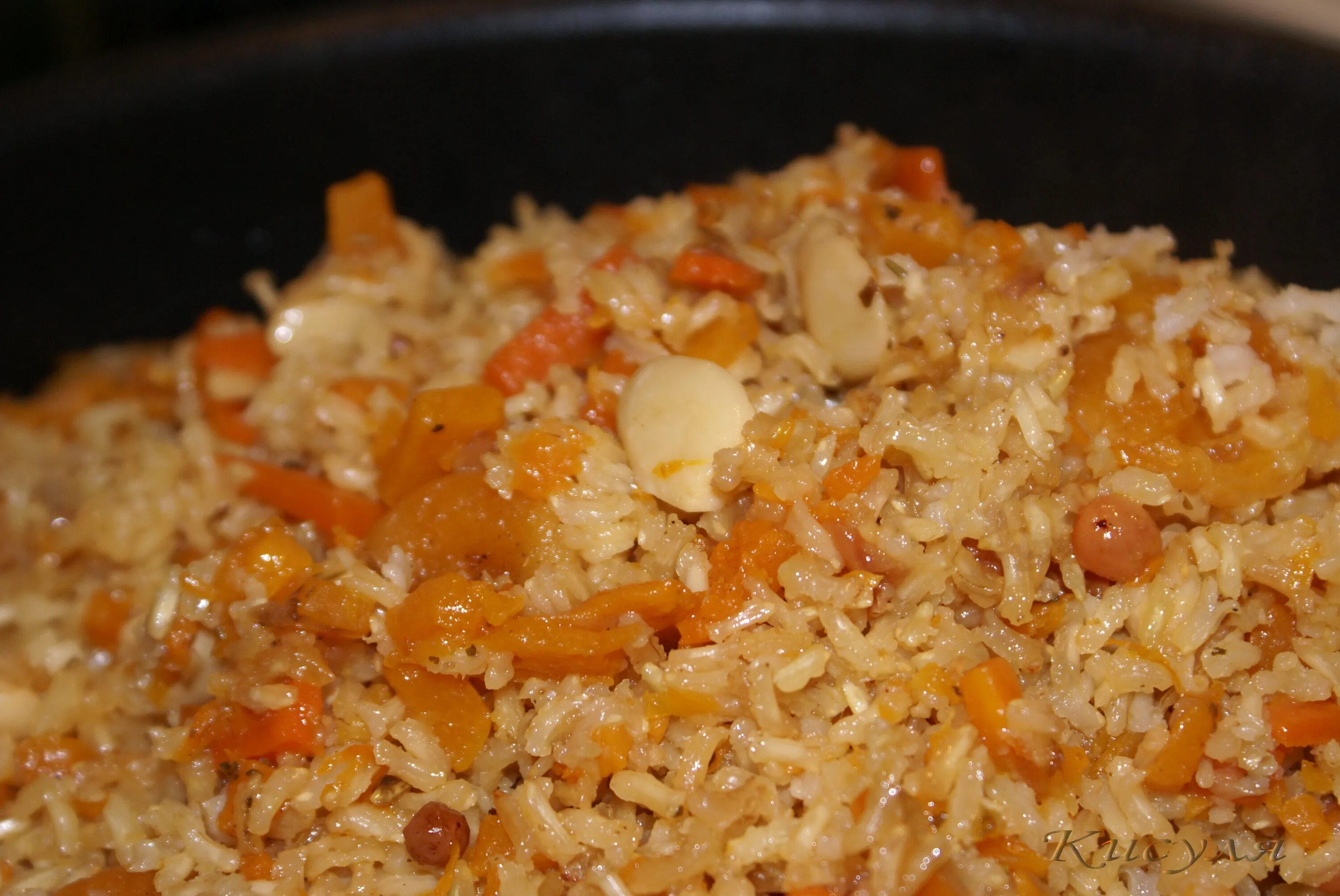 Можно готовить плов из бурого риса. Армянский плов с курагой и изюмом. сладкий плов. плов в тыкве. сладкий плов с изюмом и курагой.