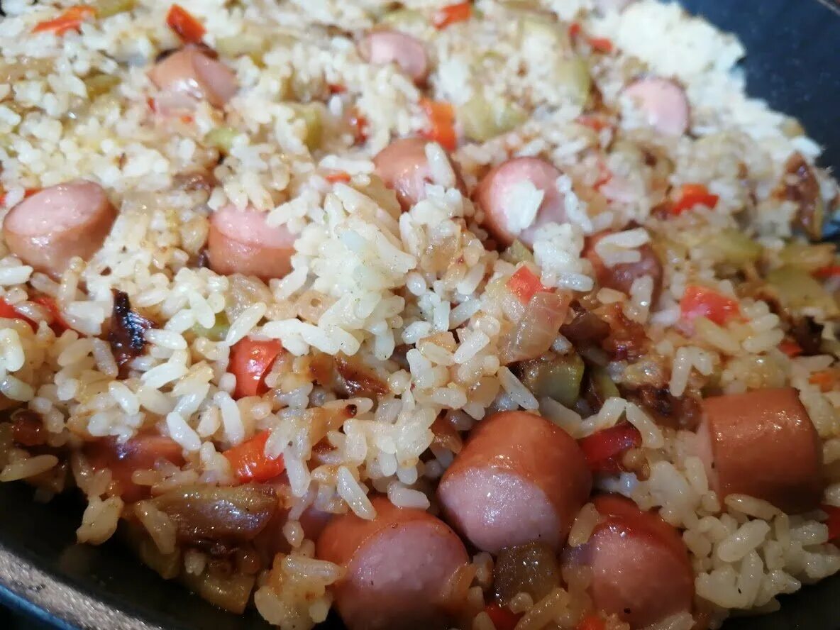 Сосиски с рисом рецепт. Плов с сосисками. Рис с сосисками в мультиварке. Капуста тушёная со свининой рецепты очень вкусно. Сосиски с рисом рецепт.