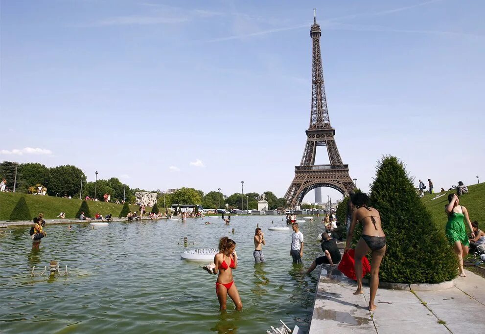 Француз летний. Париж лето. Франция летом. Туристы во Франции. Парижане летом.