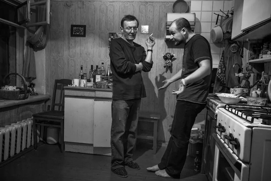 Пьяные мужики разговор. Советские посиделки на кухне. Разговоры на кухне. Советская коммуналка. Кухня 90х.