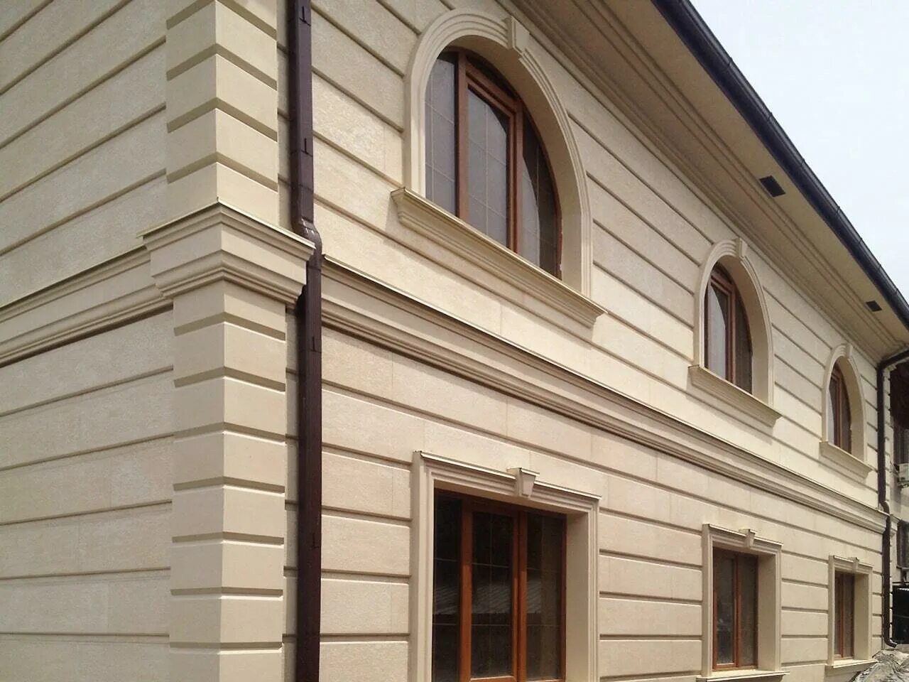 Фасад из жидкого травертина. Травертин фасад узбекистан самарканд. Фасад дома травертин. Декор травертин фасад. Жидкий травертин фасад 2020.