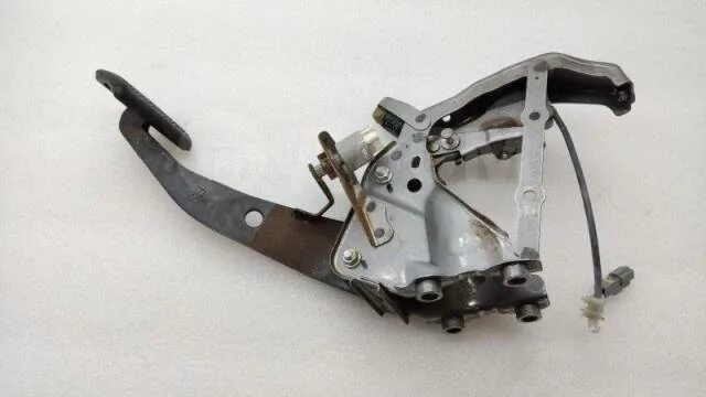 Педаль тормоза рав 4. Снятие педали тормоза тойота рав 4 4 поколения. Лягушка тормоза toyota rav 4 xa30. Rav4 педаль тормоза. Свободный ход педали тормоза рав 4 2013.