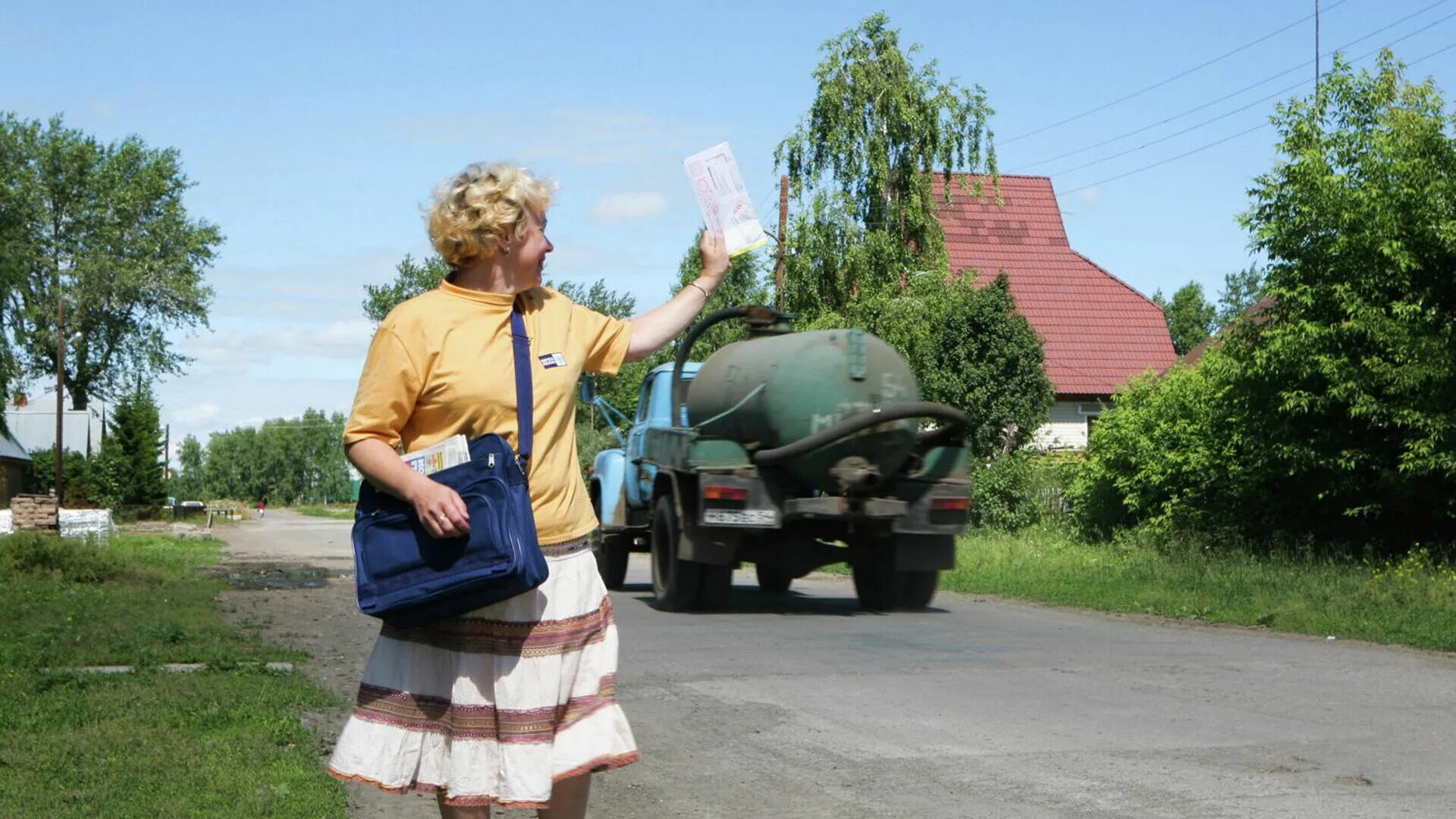 Деревенский почтальон. Почтальон женщина. Женщина почтальон в деревне. Почтальон в глубинке