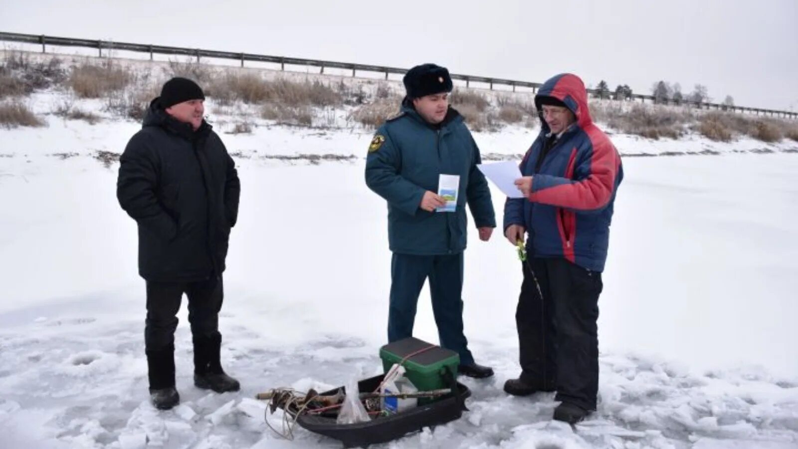 Рыбалка декабрь 2023. Зимняя рыбалка на реке. Зимняя рыбалка в Подмосковье. Рыбалка в Кукморском районе. Рыбалка в декабре.