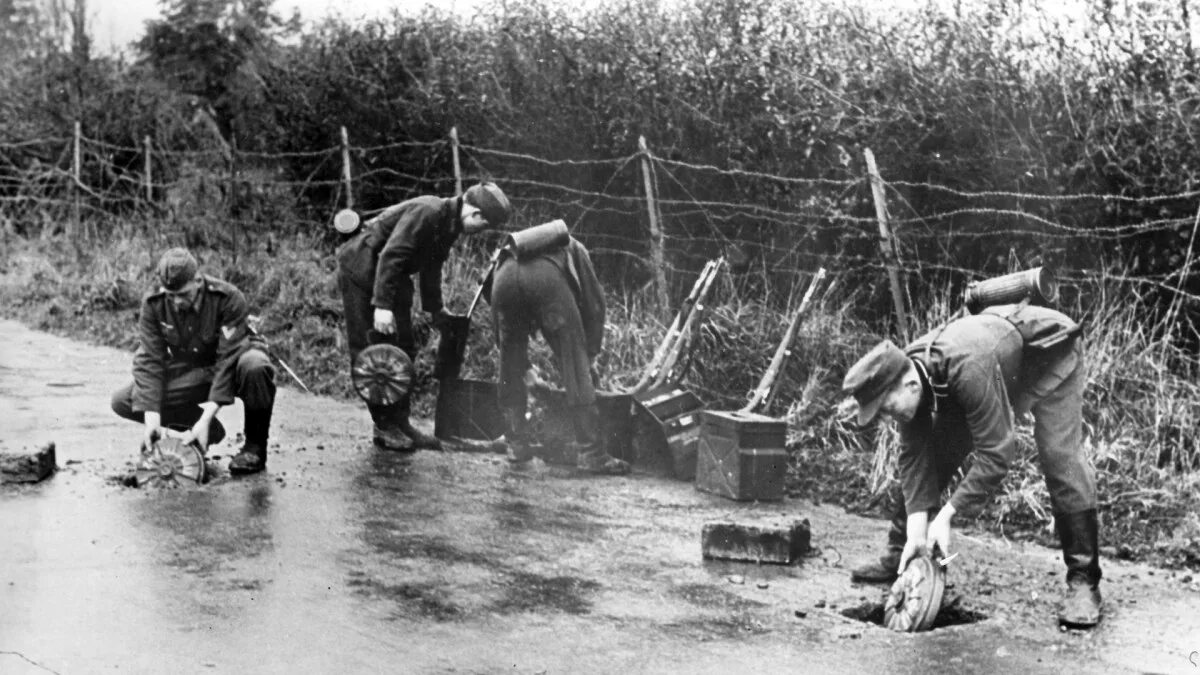 Немецкий сапер. Штурмовые войска сс. Немецкий сапер. Противотанковая мина 1941. Сапёры италии вторая мировая.