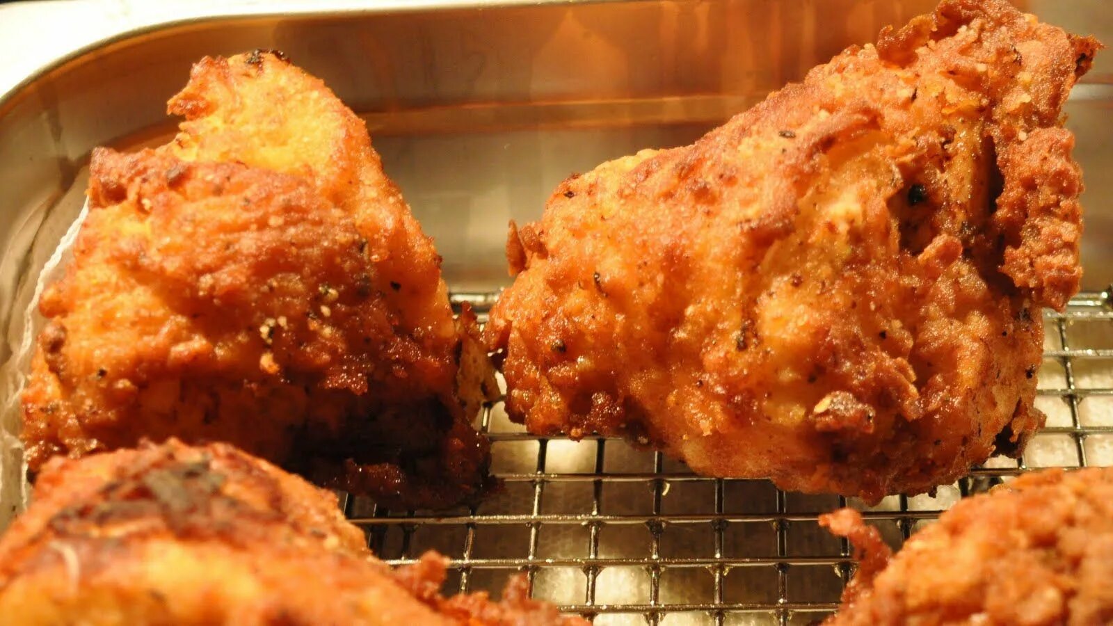 Жареная курица в холодильнике. Блюда из курицы. Мясная курица в Чикен. Мясо курицы жареное. Фрикадельки куриные.