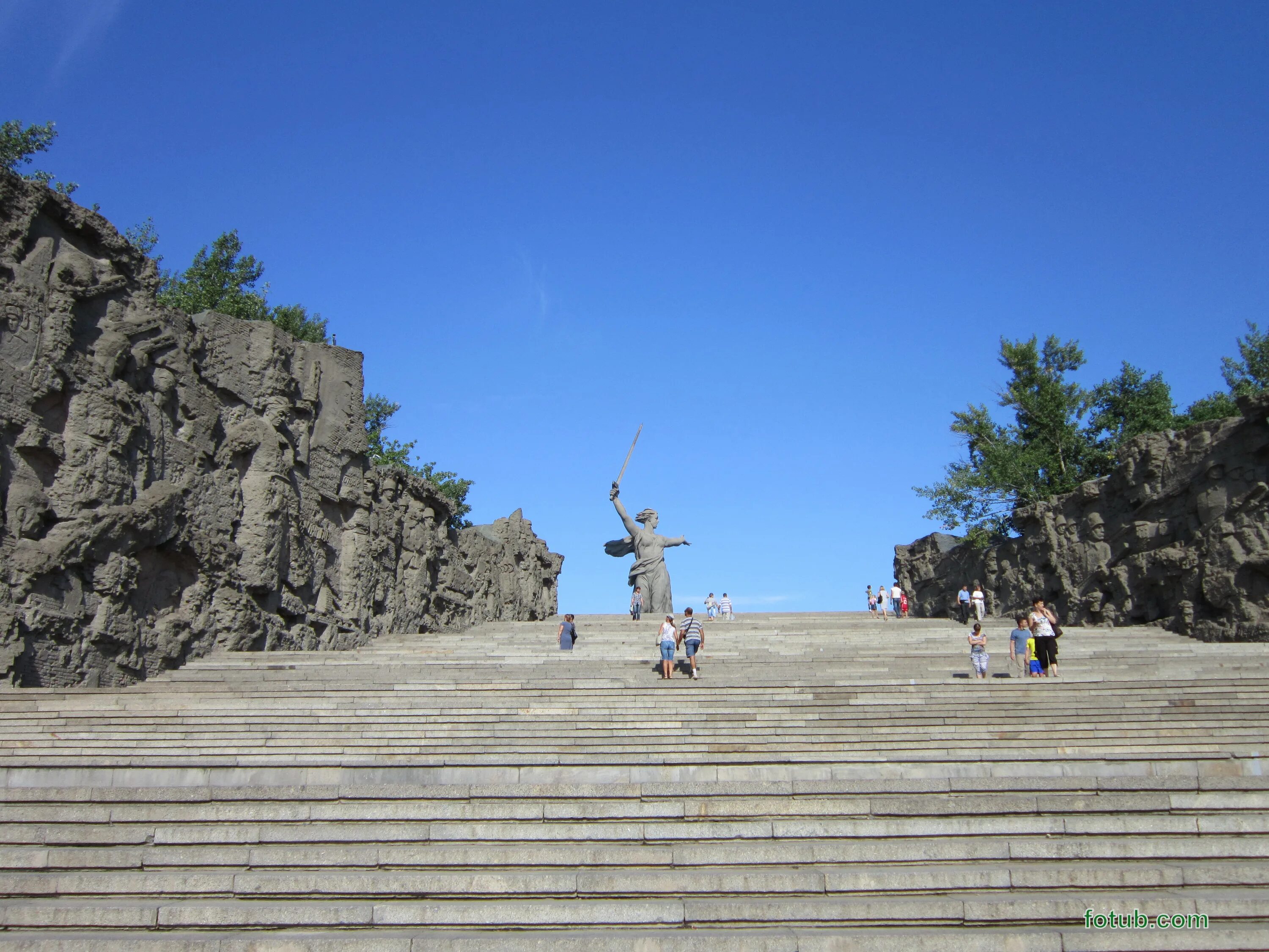Сколько ступенек в волгограде. Сколько ступенек в волгограде. Ступени мамаева кургана. Ступени мамаева кургана. Мамаев курган 200 ступеней.