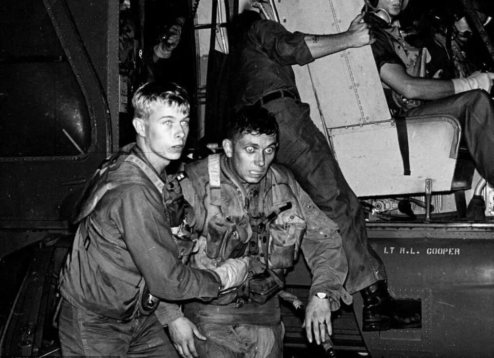 Фоторепортёр фрэнк джонстон. 2000 ярдов. Взгляд на 2000 ярдов украина. Взгляд на 2000 ярдов томас ли. Взгляд на 2 тысячи ярдов.