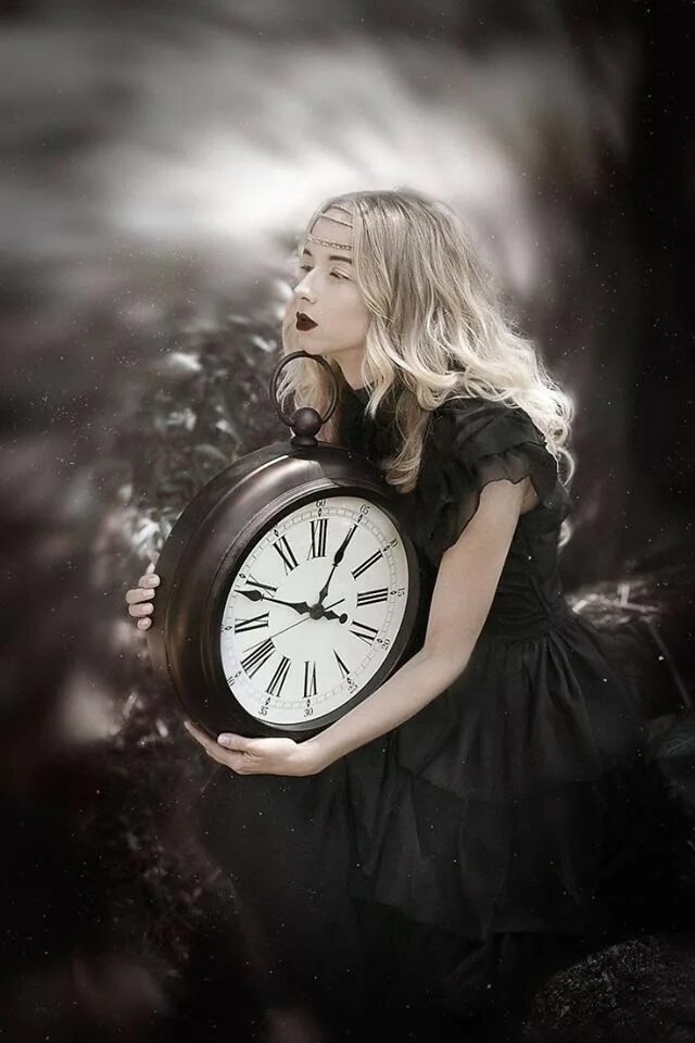 Реклама женских часов. Красивые часы для девушек. Девушка с наручными часами. Ас что это такое с девушкой. Часы на руку женские.