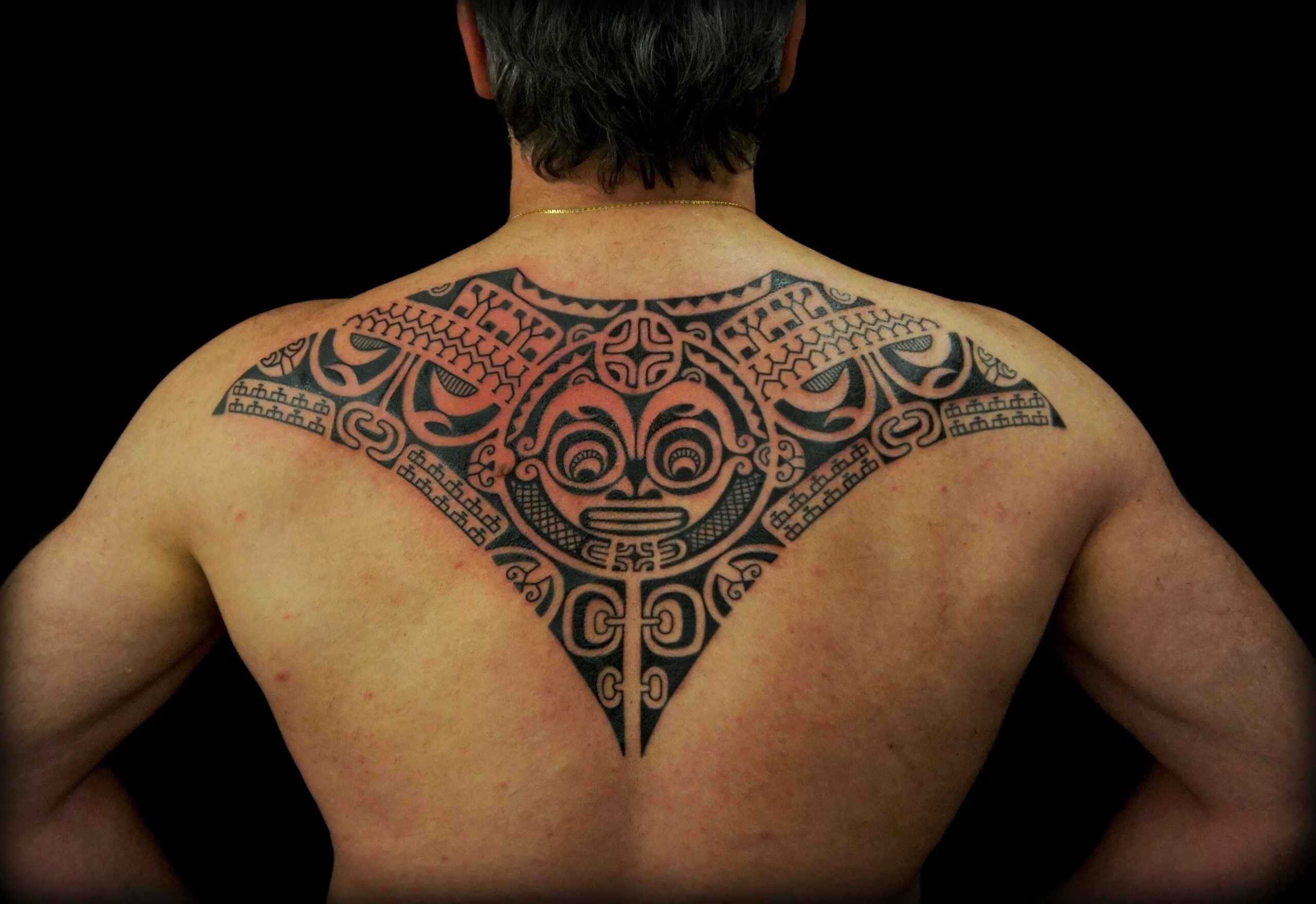 Полинезия тату мужские. Татуировка Скат Полинезия. Полинезийский стиль тату. Тату на спине. Татуировки на спине мужские.