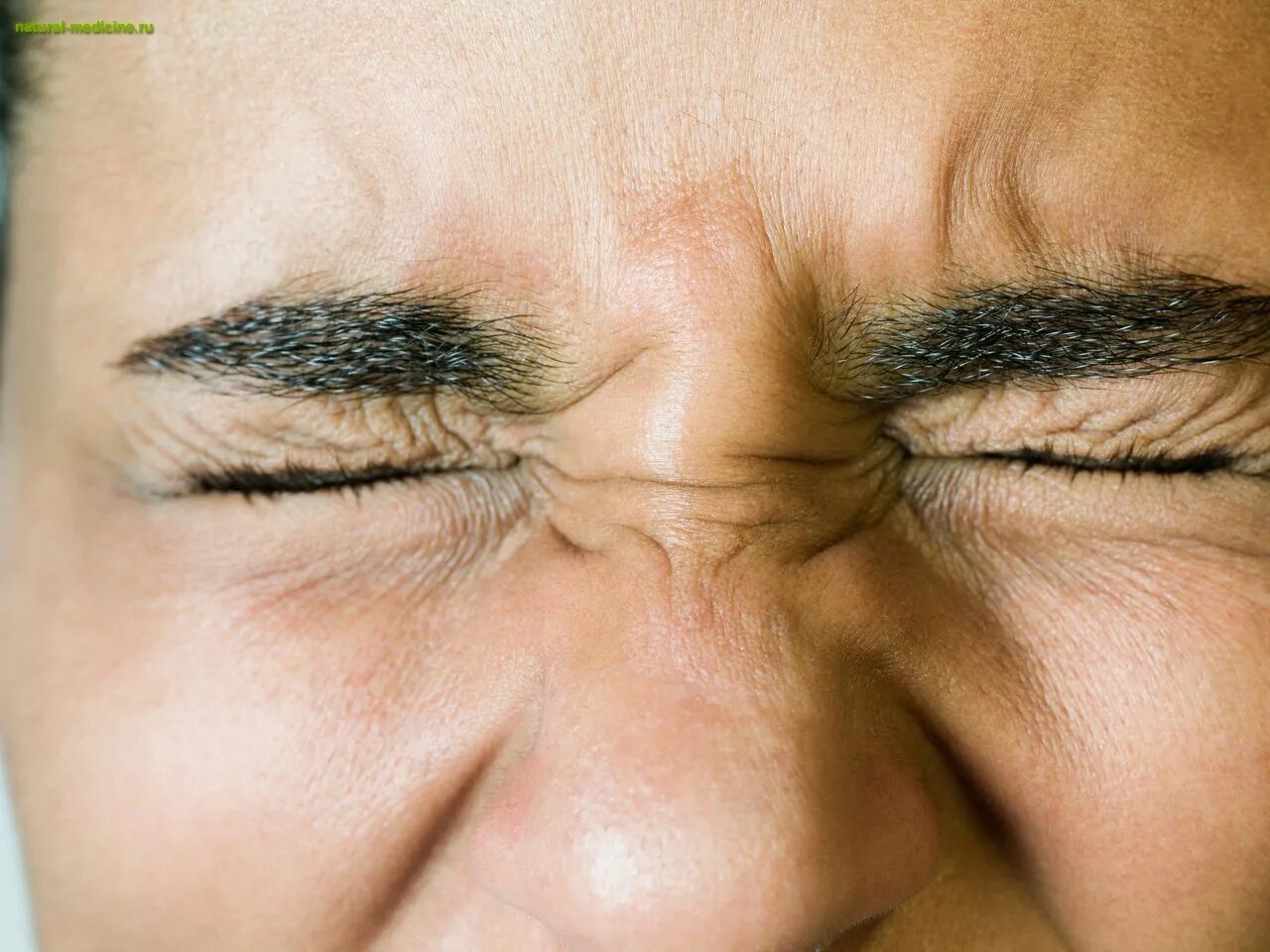 Дёргается нижнее веко левого глаза. Дергается над веком. Воспаление в уголке глаза. Дергается над веком. Зажмурившиеся глаза.