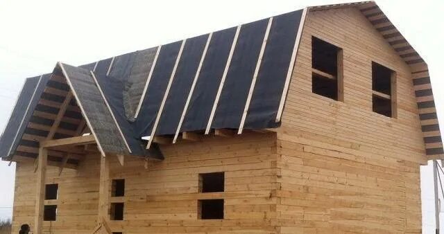 Крыша бани из профнастила. Крыша дачи из рубероида. Строим крышу бани. Крыша из рубероида. Покрыть крышу на даче недорого.
