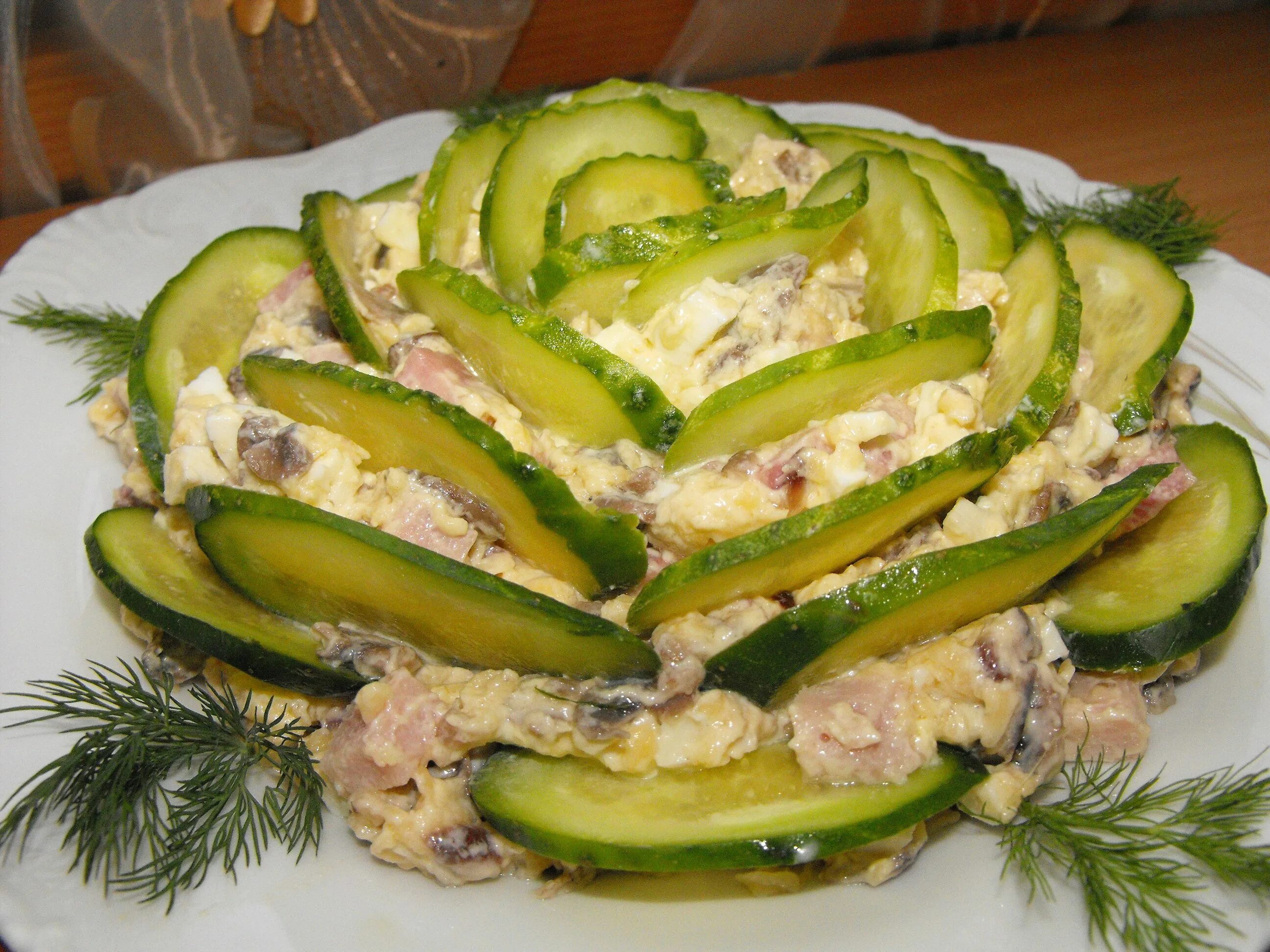 Салат с киви изумрудный. Салат изумрудная россыпь. Салат изумрудный. Салат изумрудная россыпь с киви. Изумрудный салат с киви и курицей.