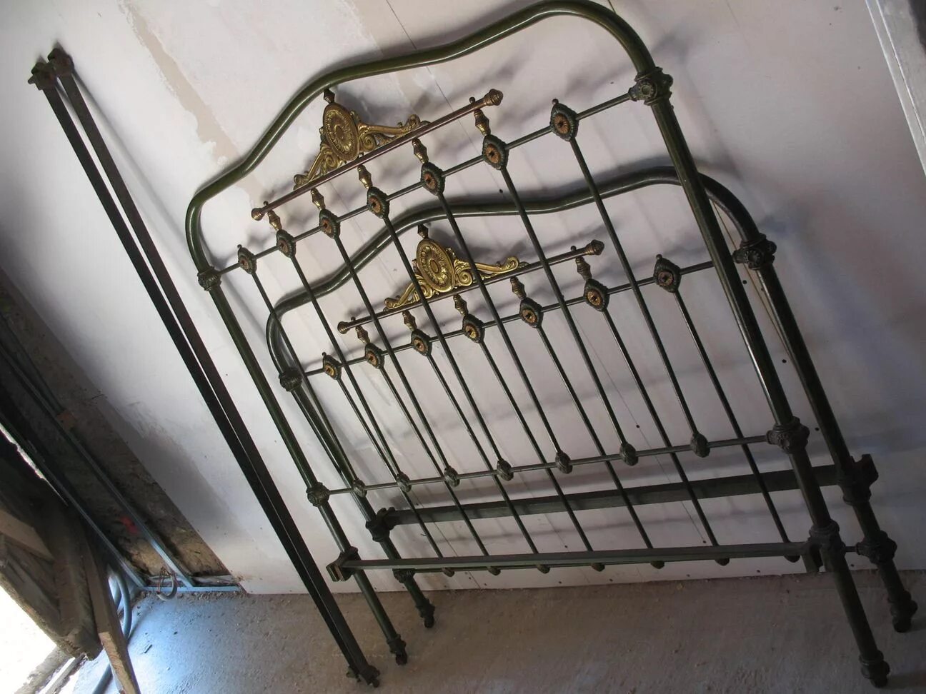 Старый металл купить. Старинная железная кровать. Старая металлическая кровать. Старая Советская железная кровать. Аринная кровать железная.