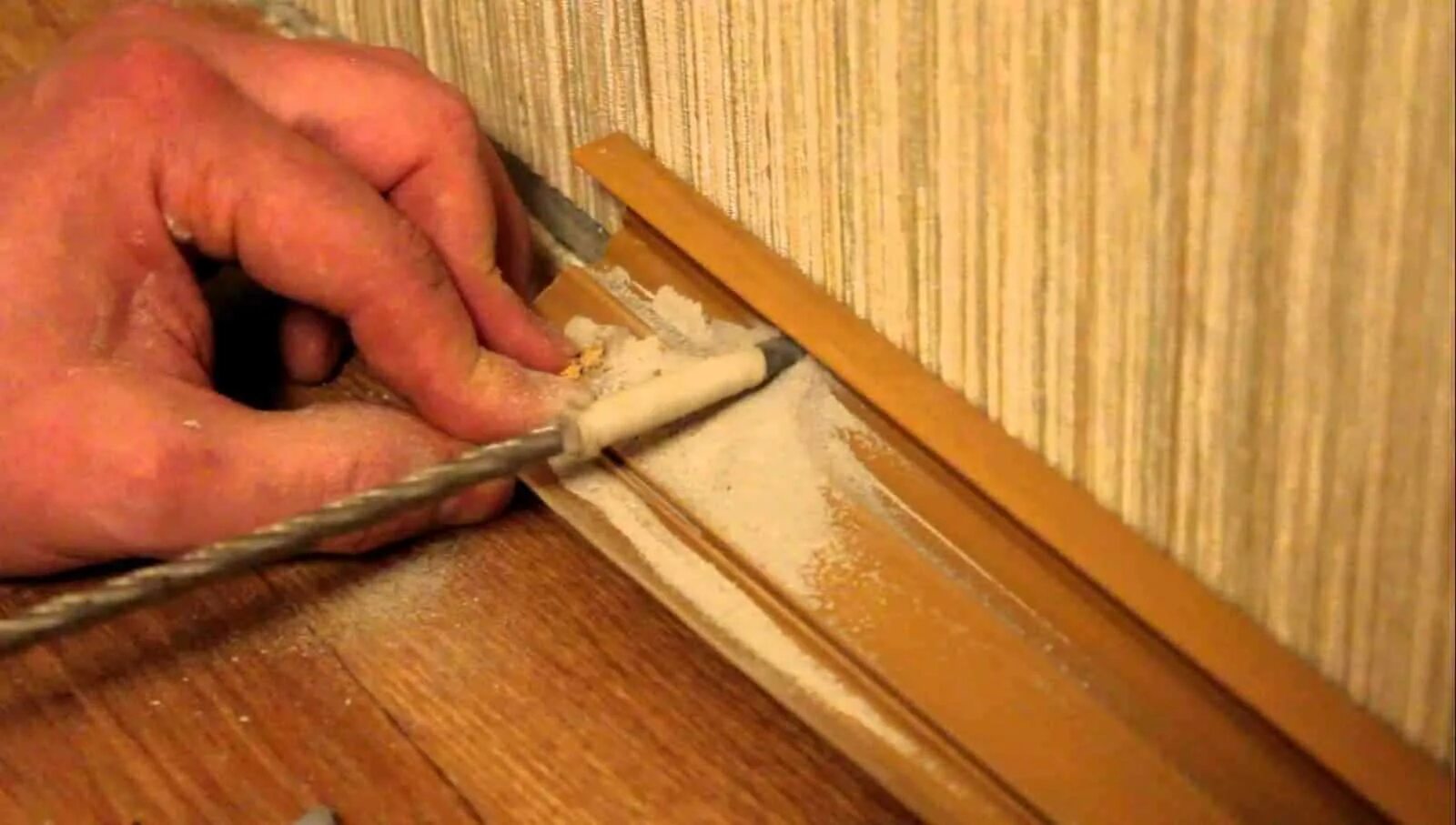 Как установить плинтус. Стык деревянного плинтуса. Уголок для плинтуса. Монтаж стыка пластикового плинтуса. Крепление плинтусов пластиковых.