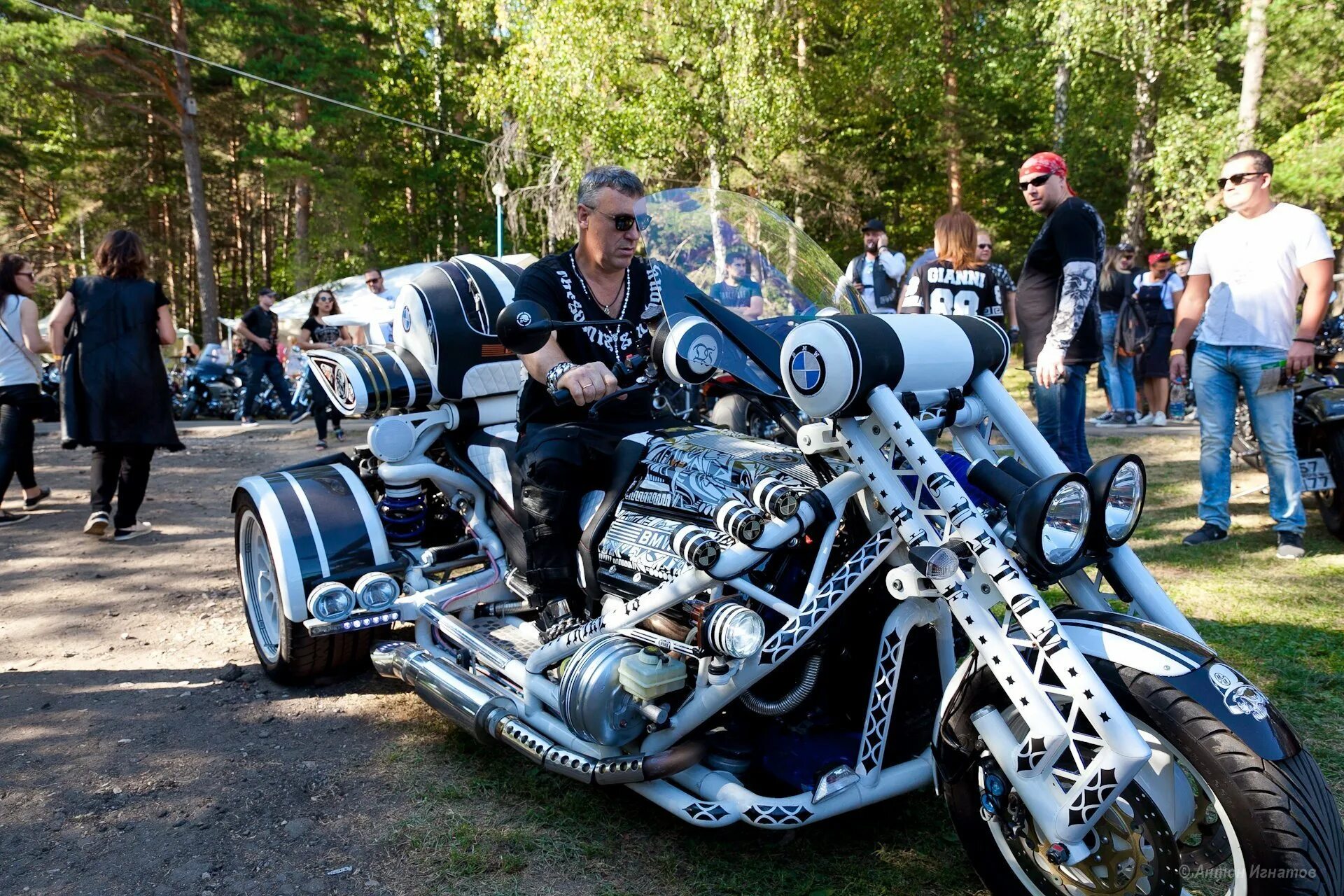 Байкерские мотоциклы Harley-Davidson. Мотофестиваль байкер Бразер. Байкер на мотоцикле. Огромный мотоцикл.