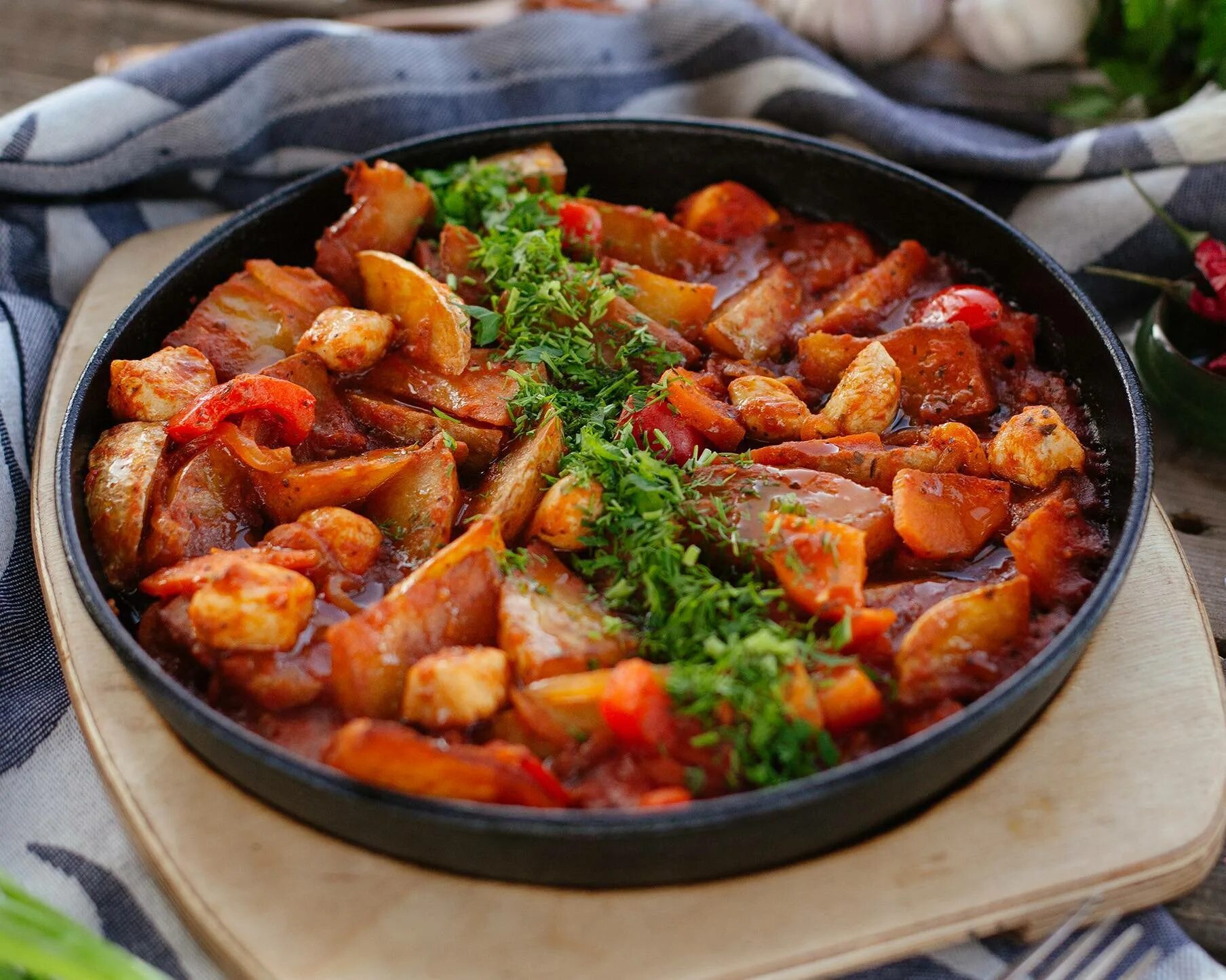 Горячие мясные блюда. Горячие блюда со свининой. Блюдо горячая сковородка. Мясо с овощами. Грузинская кухня оджахури.