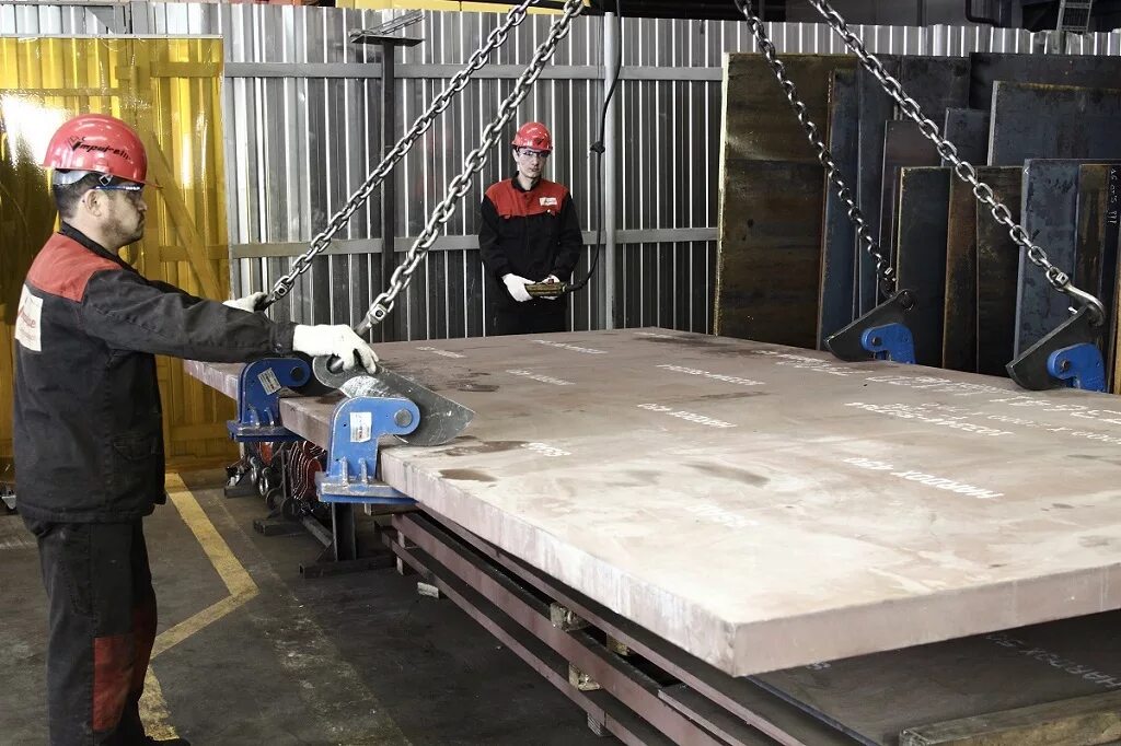 мостовой кран с электромагнитной траверсой. балка для разгрузки арматуры 12 метров погрузчиком. погрузка металлических листов. грузозахватное приспособление для листового металла 30 мм. траверса для листового металла с магнитными захватами.