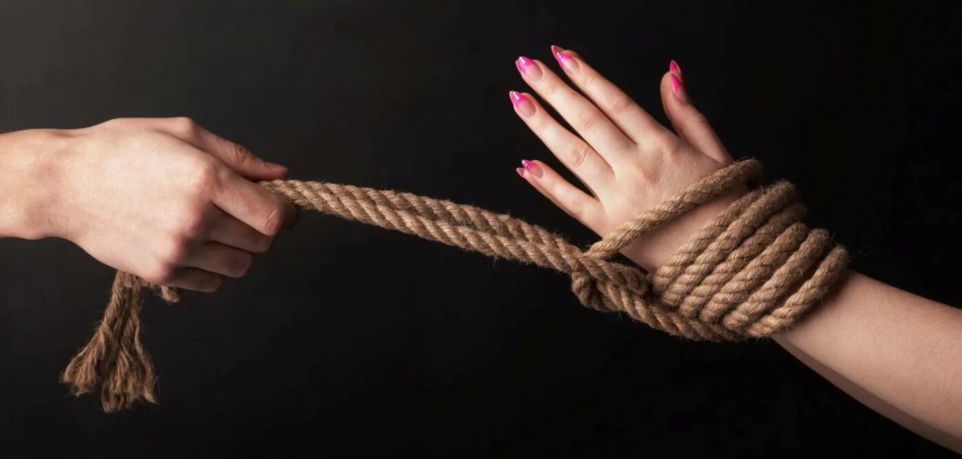 Связанные руки. Связанная женщина. Связанные руки. Связанные руки. Связанные мужские руки.