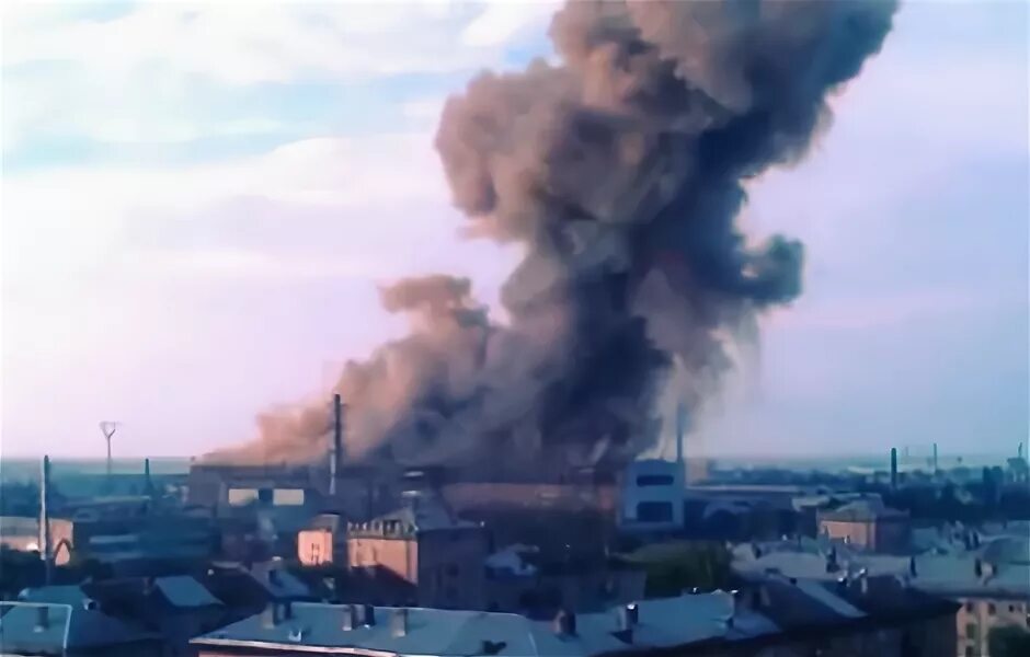 Дым завод красный. Завод красный октябрь волгоград. Минас дымзавод. Завод красный октябрь волгоград дымит. Дым завод красный.