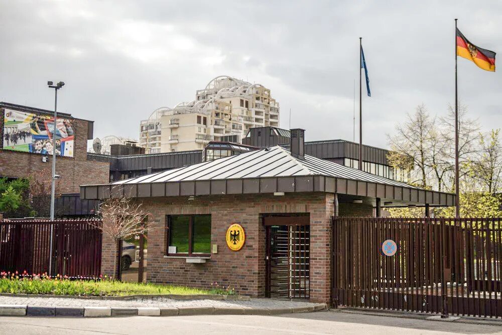 Посольство россии в фрг. Сайт посольства фрг. Сайт посольства фрг. Посольство германии в москве фото здания. Ленинский проспект 95а посольство германии.