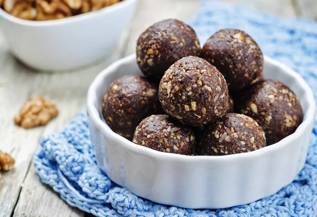 Nuts balls. Шарики из грецких орехов. Какао с грецким орехом. Сладкие шарики из грецких орехов. Шарики шоколадные с отрубями.