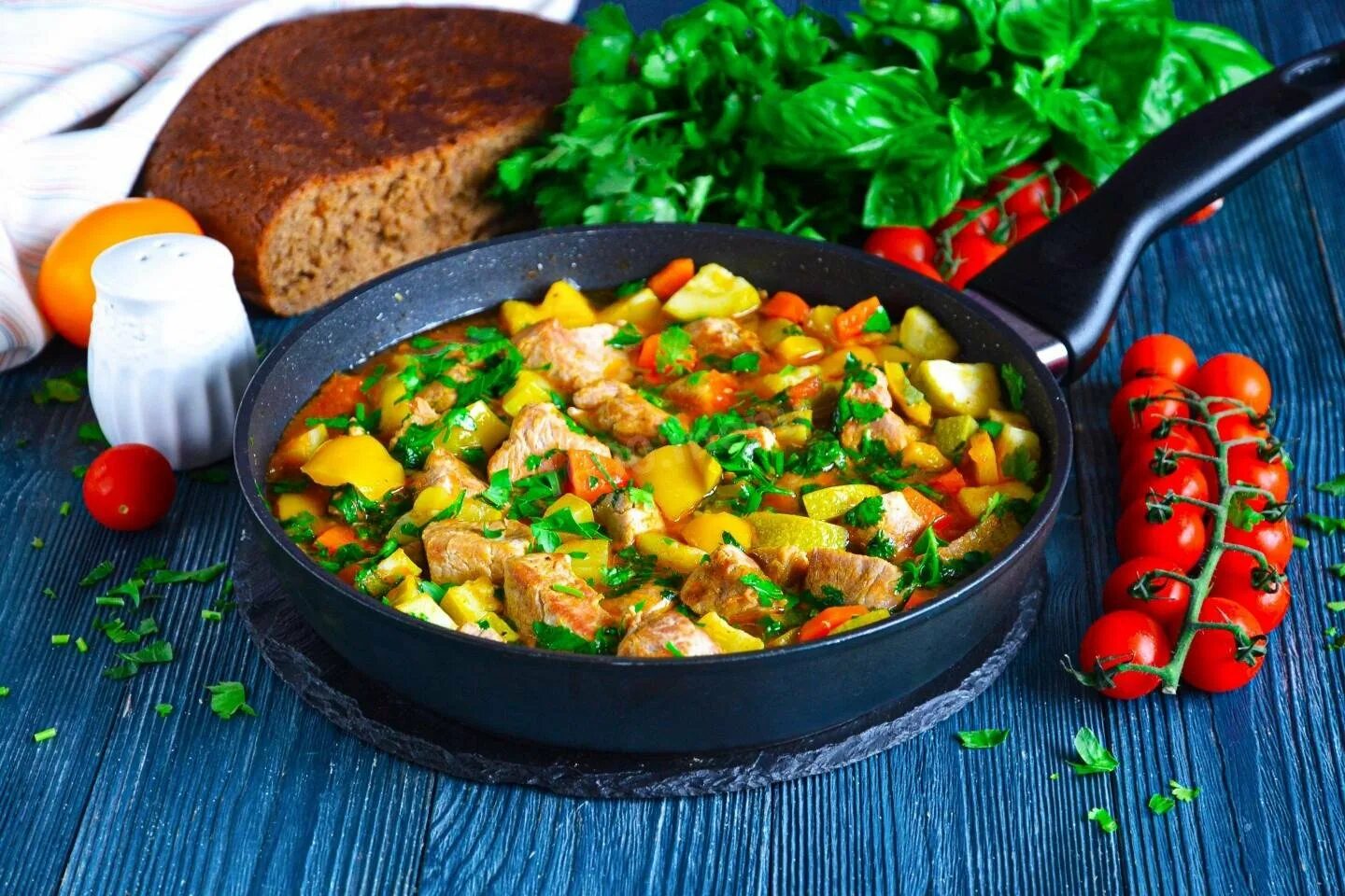 Как вкусно приготовить свинину с овощами. Свинина тушеная с овощами. овощи на сковороде. свинина с овощами на сковороде. овощи тушеные на сковороде.