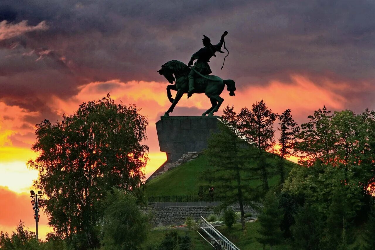 Башкортостан площадь. Салават юлаев памятник в уфе. памятник салавату юлаеву. салават юлаев национальный герой башкортостана. башкортостан салават юлаев памятник.