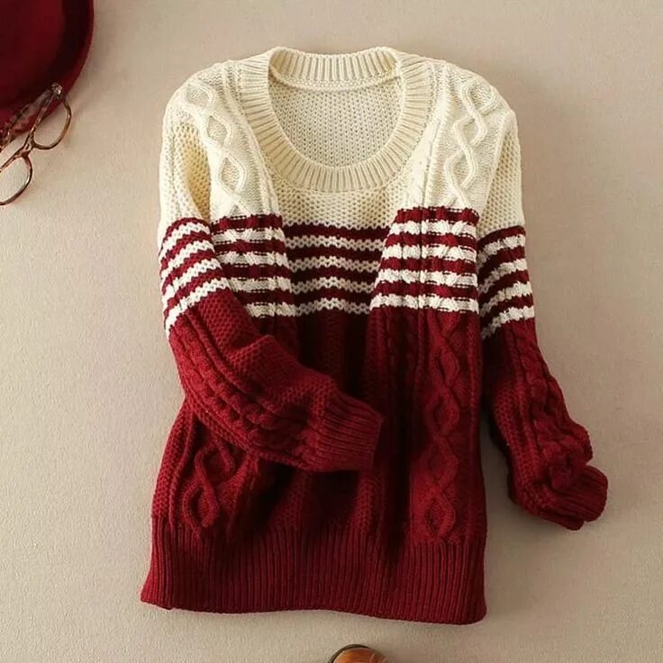 Креативный свитер. Двухцветные вязаные кофты. Креативные женские свитера. Джемпер реглан колор блок. Свитер два цвета.