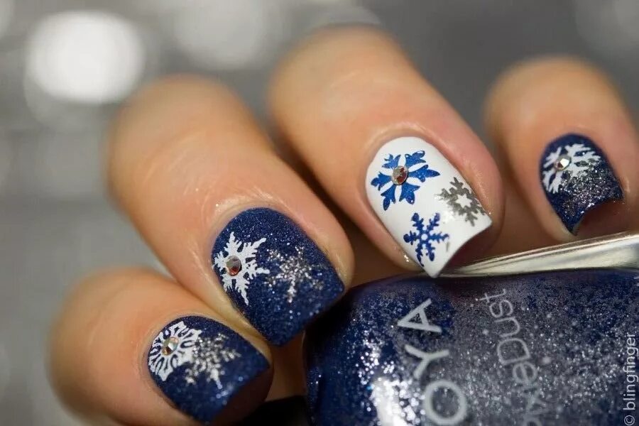 новогодний маникюр со снежинками. маникюр со снежинками. новогодние ногти со снежинками. маникюр со снежинками на короткие ногти. новогодние ногти.