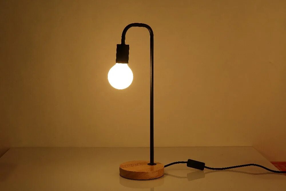 Лампочки. Открой лампу. Дизайнерские лампы. Лампа накаливания с угольной нитью томаса эдисона. Настольная лампа.
