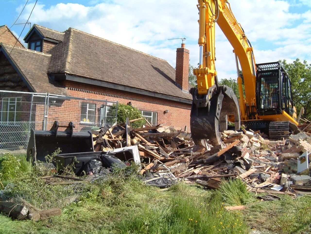 Промышленный демонтаж. Снос помещений. Снесённый дом в новокузнецке. Слом зданий экскаватором. Демонтаж экскаватором.