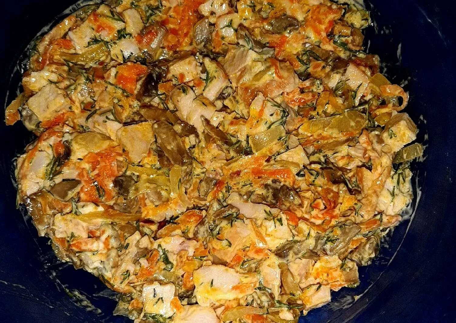 Салат с курицей и шампиньонами жареными морковью