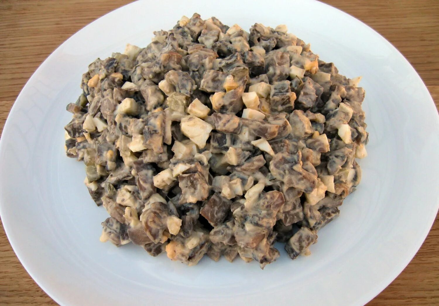 Как сделать салат из печени говяжьей. Салат с печенью. вкусный салат из говяжьей печени. салат с печенью говяжьей очень вкусный. салат из говяжьей печени с грибами.